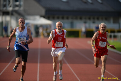 Drei Aktive der Seniorenklasse sprinten beim Walfried-Heinz-Sportfest der TG Konz im Saar-Mosel-Stadion in Konz nebeneinander dem Ziel entgegen.