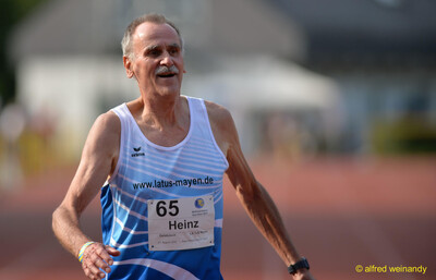 Eine Person der Seniorenklasse läuft beim Walfried-Heinz-Sportfest der TG Konz im Saar-Mosel-Stadion in Konz konzentriert auf der Tartanbahn.