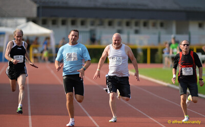 Vier Aktive sprinten beim Walfried-Heinz-Sportfest der TG Konz im Saar-Mosel-Stadion in Konz nebeneinander über die Ziellinie.