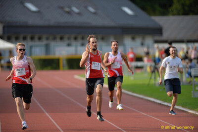 Mehrere Aktive sprinten beim Walfried-Heinz-Sportfest der TG Konz im Saar-Mosel-Stadion in Konz dem Ziel entgegen.
