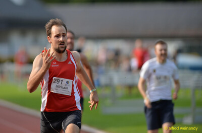 Eine Person sprintet beim Walfried-Heinz-Sportfest der TG Konz im Saar-Mosel-Stadion in Konz konzentriert über die Tartanbahn.