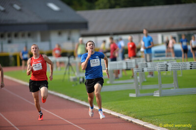Zwei Aktive sprinten dicht nebeneinander über die Rundbahn beim Walfried-Heinz-Sportfest der TG Konz im Saar-Mosel-Stadion in Konz.