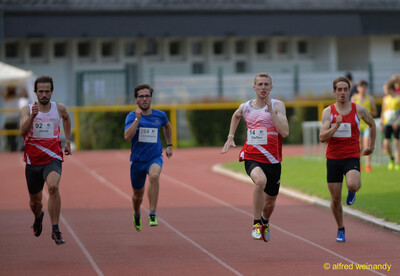 Vier Aktive laufen nebeneinander über die Bahn beim Walfried-Heinz-Sportfest der TG Konz im Saar-Mosel-Stadion in Konz.