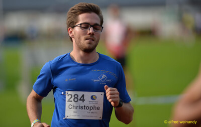 Eine Person mit Brille läuft auf der Bahn beim Walfried-Heinz-Sportfest der TG Konz im Saar-Mosel-Stadion in Konz.