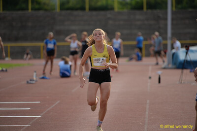 Eine Person mit Startnummer 345 läuft konzentriert über die Laufbahn beim Walfried-Heinz-Sportfest der TG Konz im Saar-Mosel-Stadion in Konz.
