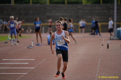 Eine Person mit Startnummer 164 sprintet über die Laufbahn beim Walfried-Heinz-Sportfest der TG Konz im Saar-Mosel-Stadion in Konz.