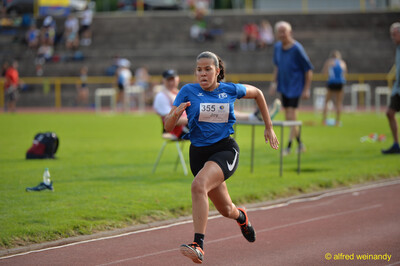 Eine junge Person sprintet mit vollem Einsatz über die Rundbahn beim Walfried-Heinz-Sportfest der TG Konz im Saar-Mosel-Stadion in Konz.