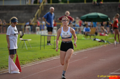 Eine Person sprintet auf der Rundbahn beim Walfried-Heinz-Sportfest der TG Konz im Saar-Mosel-Stadion in Konz.
