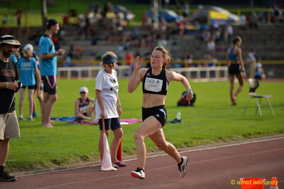 Eine Person sprintet auf der Rundbahn beim Walfried-Heinz-Sportfest der TG Konz im Saar-Mosel-Stadion in Konz.