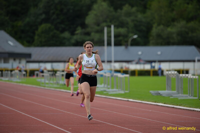 Ein Kind sprintet auf der Rundbahn beim Walfried-Heinz-Sportfest der TG Konz im Saar-Mosel-Stadion in Konz.