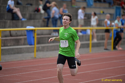 Eine jugendliche Person sprintet auf der Rundbahn beim Walfried-Heinz-Sportfest der TG Konz im Saar-Mosel-Stadion in Konz.