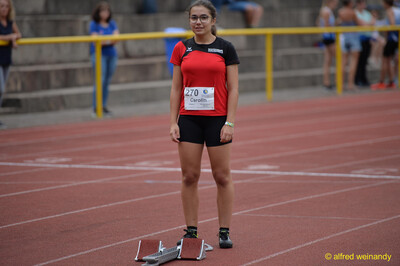 Eine Person mit der Startnummer 270 steht vor dem Startblock auf der Rundbahn beim Walfried-Heinz-Sportfest der TG Konz im Saar-Mosel-Stadion in Konz.