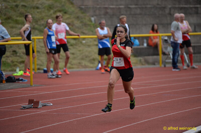 Eine Person mit der Startnummer 270 startet explosiv aus dem Startblock auf der Rundbahn beim Walfried-Heinz-Sportfest der TG Konz im Saar-Mosel-Stadion in Konz.