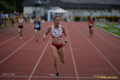 Eine Person mit der Startnummer 59 läuft im Endspurt auf der Rundbahn beim Walfried-Heinz-Sportfest der TG Konz im Saar-Mosel-Stadion in Konz.
