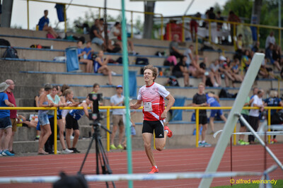 Ein Kind im rot-weißen Trikot mit der Startnummer 41 läuft über die Rundbahn beim Walfried-Heinz-Sportfest der TG Konz im Saar-Mosel-Stadion in Konz.