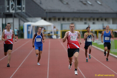 Mehrere Kinder sprinten in getrennten Bahnen über die Rundbahn beim Walfried-Heinz-Sportfest der TG Konz im Saar-Mosel-Stadion in Konz.