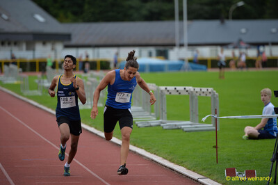 Zwei Kinder erreichen im Zielsprint das Zielband auf der Rundbahn beim Walfried-Heinz-Sportfest der TG Konz im Saar-Mosel-Stadion in Konz.