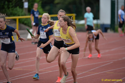 Junge Aktive wechseln den Staffelstab in der Wechselzone beim Walfried-Heinz-Sportfest der TG Konz im Saar-Mosel-Stadion in Konz.