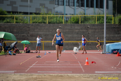 Eine Person sprintet mit der Startnummer 241 über die Anlaufbahn in Richtung Weitsprunggrube beim Walfried-Heinz-Sportfest der TG Konz im Saar-Mosel-Stadion in Konz.