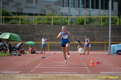 Eine Person läuft mit hohem Tempo über die Anlaufbahn zum Weitsprung, beim Walfried-Heinz-Sportfest der TG Konz im Saar-Mosel-Stadion in Konz.