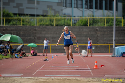 Eine Person nimmt Anlauf auf der Weitsprunganlage beim Walfried-Heinz-Sportfest der TG Konz im Saar-Mosel-Stadion in Konz.