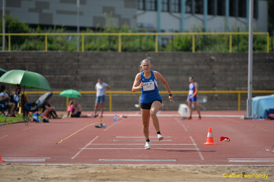 Eine Person beschleunigt im Anlauf zur Weitsprunggrube beim Walfried-Heinz-Sportfest der TG Konz im Saar-Mosel-Stadion in Konz.