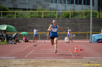 Eine Person sprintet im Anlauf des Weitsprungs auf die Sandgrube zu beim Walfried-Heinz-Sportfest der TG Konz im Saar-Mosel-Stadion in Konz.
