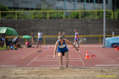 Eine Person landet mit aufstäubendem Sand in der Weitsprunggrube beim Walfried-Heinz-Sportfest der TG Konz im Saar-Mosel-Stadion in Konz.