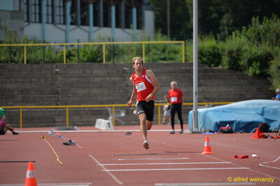 Eine Person sprintet über die Weitsprung-Anlaufbahn Richtung Absprungbalken, beim Walfried-Heinz-Sportfest der TG Konz im Saar-Mosel-Stadion in Konz.