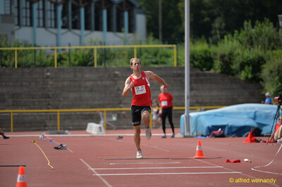 Eine Person nimmt mit schnellen Schritten Anlauf zum Weitsprung, beim Walfried-Heinz-Sportfest der TG Konz im Saar-Mosel-Stadion in Konz.