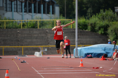 Eine Person setzt am Ende der Anlaufbahn zum Weitsprung-Absprung an, beim Walfried-Heinz-Sportfest der TG Konz im Saar-Mosel-Stadion in Konz.