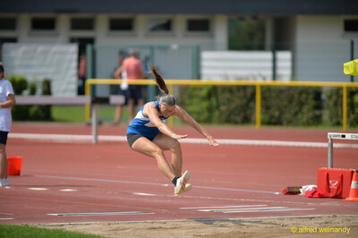 Eine Person landet in der Sandgrube beim Walfried-Heinz-Sportfest der TG Konz im Saar-Mosel-Stadion in Konz.