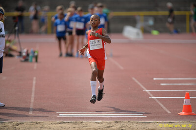 Ein Kind sprintet im Weitsprung-Anlauf zur Sandgrube beim Walfried-Heinz-Sportfest der TG Konz im Saar-Mosel-Stadion in Konz.