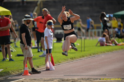 Eine Person schwebt beim Weitsprung in der Flugphase über der Sandgrube beim Walfried-Heinz-Sportfest der TG Konz im Saar-Mosel-Stadion in Konz.