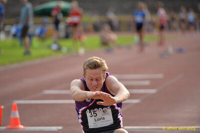 Eine junge Person ist im Weitsprung in der Absprungphase beim Walfried-Heinz-Sportfest der TG Konz im Saar-Mosel-Stadion in Konz.