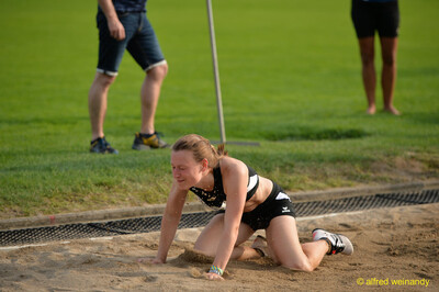 Eine Person landet im Weitsprung in der Sandgrube beim Walfried-Heinz-Sportfest der TG Konz im Saar-Mosel-Stadion in Konz.