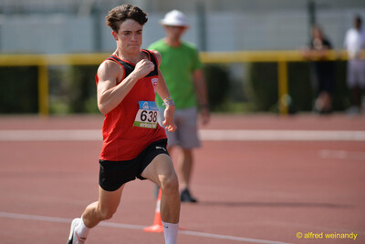 Eine Person im roten Trikot mit Startnummer 638 im vollen Sprint über die Laufbahn bei der Rheinland-Meisterschaft im Mehrkampf der TG Konz in Konz.
