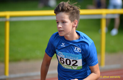 Ein Kind im blauen Trikot der TG Konz mit Startnummer 602 in Aktion bei der Rheinland-Meisterschaft im Mehrkampf der TG Konz in Konz.