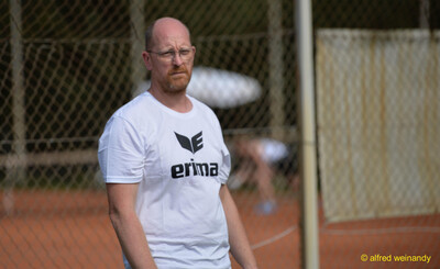 Eine Betreuungsperson im weißen Shirt beobachtet das Geschehen am Rand der Anlage bei der Rheinland-Meisterschaft im Mehrkampf der TG Konz in Konz.