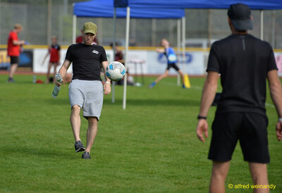 Eine Person jongliert mit einem Fußball auf dem Rasen, im Hintergrund weitere Aktive, bei der Rheinland-Meisterschaft im Mehrkampf der TG Konz in Konz.