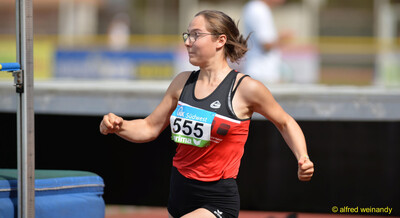 Eine Person mit der Startnummer 555 nimmt Anlauf am Hochsprung neben der Matte bei der Rheinland-Meisterschaft im Mehrkampf der TG Konz in Konz.