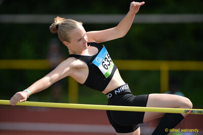Eine Person überquert die Hochsprunglatte im Fosbury-Flop bei der Rheinland-Meisterschaft im Mehrkampf der TG Konz in Konz.