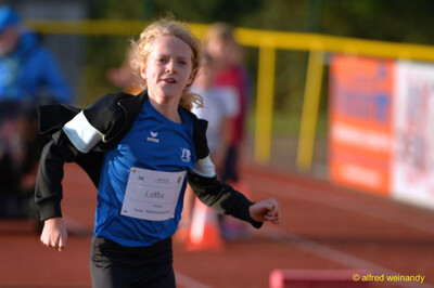Ein Kind läuft konzentriert über die Laufbahn eines Hindernisparcours beim Jugendsportfest der TG Konz in Konz.
