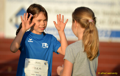 Zwei Kinder klatschen sich fröhlich ab beim Jugendsportfest der TG Konz in Konz.
