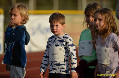 Mehrere Kinder stehen nebeneinander und warten auf ihren Wettbewerb beim Jugendsportfest der TG Konz in Konz.