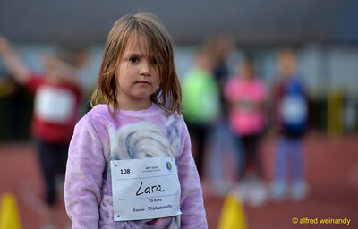 Ein Kind mit Startnummer steht auf der Sportanlage beim Jugendsportfest der TG Konz in Konz.