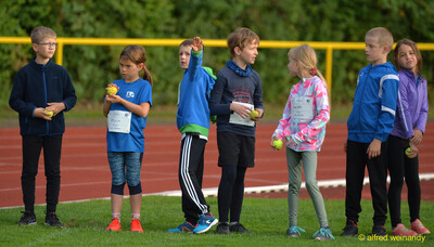 Kinder halten Schlagbälle bereit beim Jugendsportfest der TG Konz in Konz.