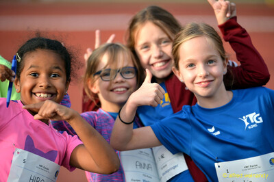 Vier Kinder posieren gut gelaunt für ein Gruppenfoto beim Jugendsportfest der TG Konz in Konz.