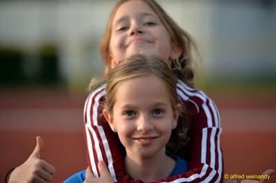 Zwei lächelnde Kinder posieren mit Daumen nach oben beim Jugendsportfest der TG Konz in Konz.