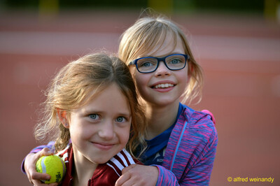 Zwei Kinder posieren lächelnd nebeneinander beim Jugendsportfest der TG Konz in Konz.